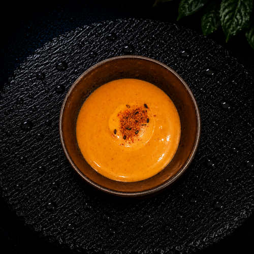 eine Schüssel mit Essen auf einem weißen Hintergrund