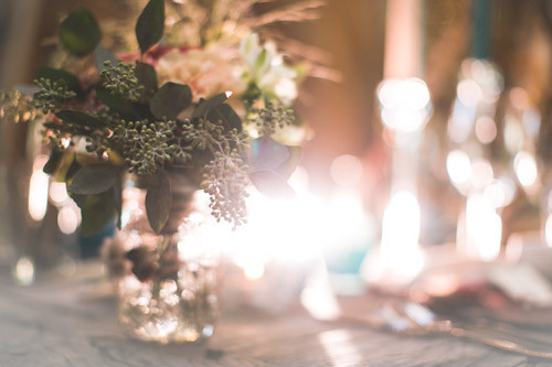 schöner Blumenstrauss mit festlich gedecktem  Tisch im Hintergrund